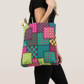 Patchwork-Hintergrund mit verschiedenen Mustern Tasche (Von Nahem)