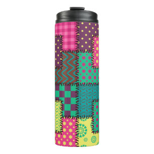 Patchwork-Hintergrund mit verschiedenen Mustern Thermosbecher