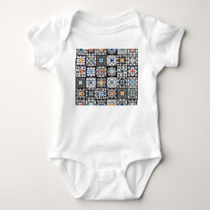 Patchwork Maori: Ethnisches Teppichdesign. Baby Strampler