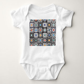 Patchwork Maori: Ethnisches Teppichdesign. Baby Strampler