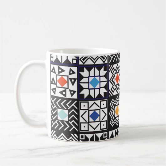 Patchwork Maori: Ethnisches Teppichdesign. Kaffeetasse (Links)