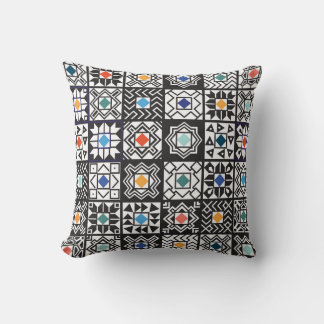 Patchwork Maori: Ethnisches Teppichdesign. Kissen