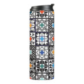 Patchwork Maori: Ethnisches Teppichdesign. Thermosbecher (Nach links gedreht)