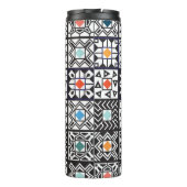 Patchwork Maori: Ethnisches Teppichdesign. Thermosbecher (Rückseite)