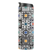 Patchwork Maori: Ethnisches Teppichdesign. Thermosbecher (Nach rechts gedreht)