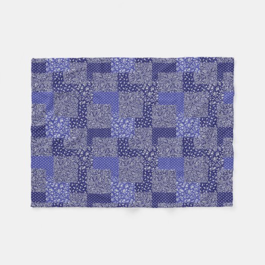 Patchwork Muster Chintz Shades of Blue Polka Dot Fleecedecke (Vorderseite (Horizontal))