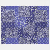 Patchwork Muster Chintz Shades of Blue Polka Dot Fleecedecke (Vorderseite (Horizontal))