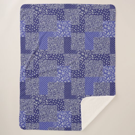 Patchwork Muster Chintz Shades of Blue Polka Dot Sherpadecke (Vorderseite)