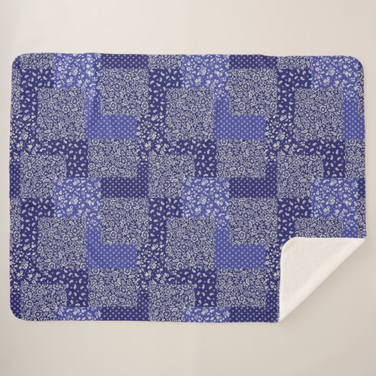 Patchwork Muster Chintz Shades of Blue Polka Dot Sherpadecke (Vorderseite (Horizontal))