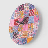 Patchwork nahtlos, niedliches Stoffmuster. Große Wanduhr (Winkel)
