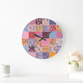 Patchwork nahtlos, niedliches Stoffmuster. Große Wanduhr (Zuhause)