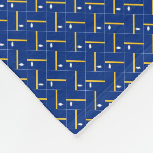 Patchwork Nauru-Flag-Muster Fleecedecke (Ecke)