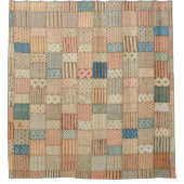 Patchwork-Quilt in gedämpften Farben Duschvorhang (Vorderseite)