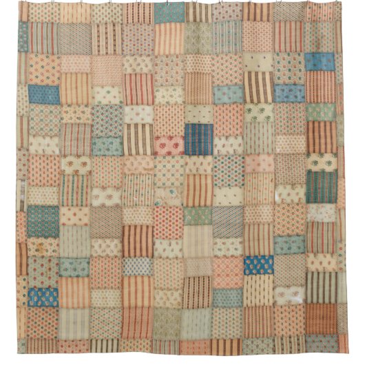Patchwork-Quilt in gedämpften Farben Duschvorhang (Vorderseite)