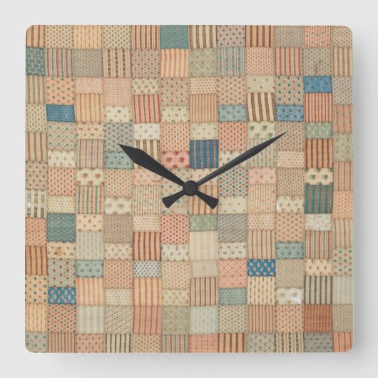 Patchwork-Quilt in gedämpften Farben Quadratische Wanduhr (Vorderseite)