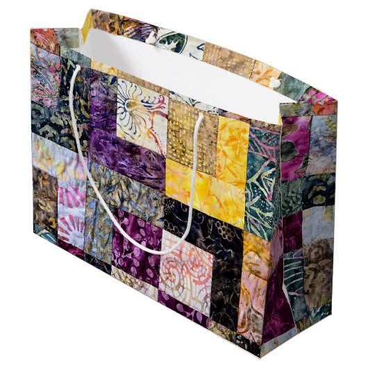 Patchwork Quilt-Muster Große Geschenktüte (Rückseite Schrägansicht)