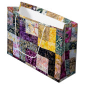 Patchwork Quilt-Muster Große Geschenktüte (Vorderseite Schrägansicht)