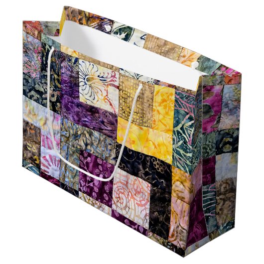 Patchwork Quilt-Muster Große Geschenktüte (Vorderseite Schrägansicht)