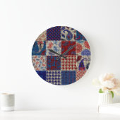 Patchwork-Rauleinwand, Imitationsmuster. Große Wanduhr (Zuhause)