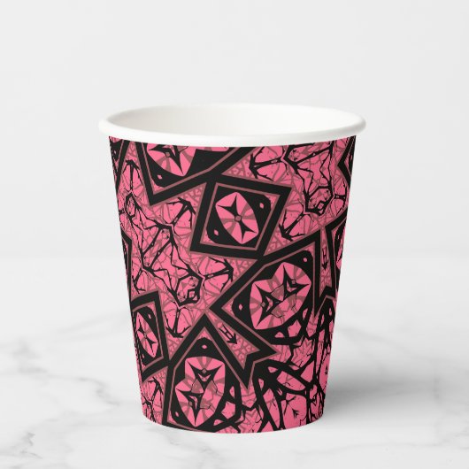Patchwork-Schal aus rosa und schwarzem Zierschal Pappbecher (Vorderseite)