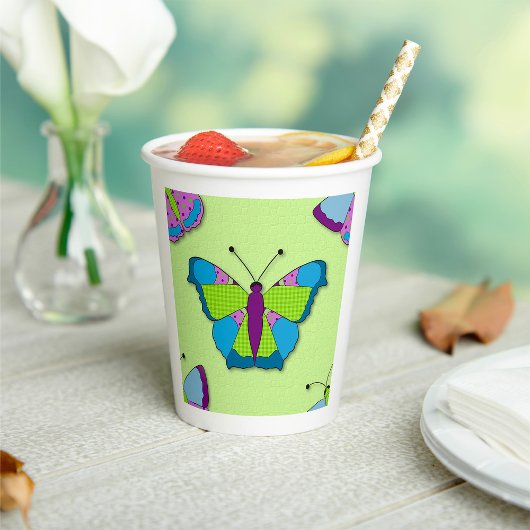 Patchwork-Schmetterlingsmuster auf Grün Pappbecher