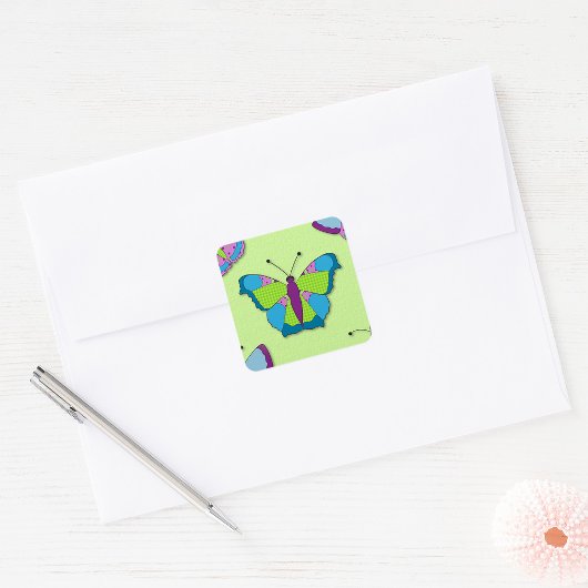 Patchwork-Schmetterlingsmuster auf Grün Quadratischer Aufkleber