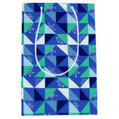 Patchwork Snowflakes - Blue Background - Geschenkt Mittlere Geschenktüte (Vorderseite)