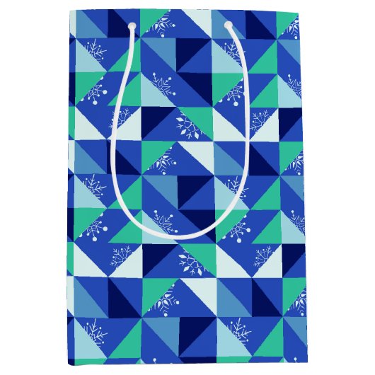 Patchwork Snowflakes - Blue Background - Geschenkt Mittlere Geschenktüte (Vorderseite)