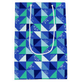 Patchwork Snowflakes - Blue Background - Geschenkt Mittlere Geschenktüte (Rückseite)