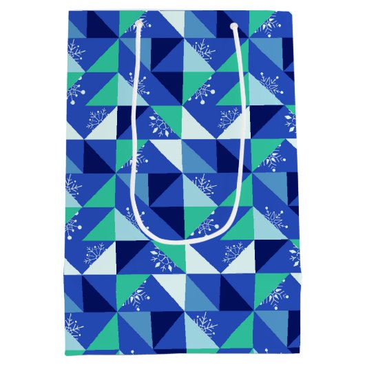 Patchwork Snowflakes - Blue Background - Geschenkt Mittlere Geschenktüte (Rückseite)