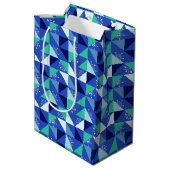 Patchwork Snowflakes - Blue Background - Geschenkt Mittlere Geschenktüte (Rückseite Schrägansicht)