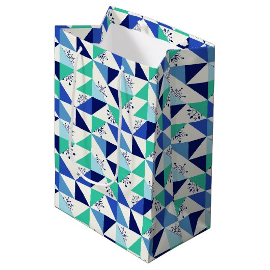 Patchwork Snowflakes - Light Background - Geschenk Mittlere Geschenktüte (Vorderseite Schrägansicht)