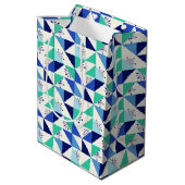 Patchwork Snowflakes - Light Background - Geschenk Mittlere Geschenktüte (Rückseite Schrägansicht)