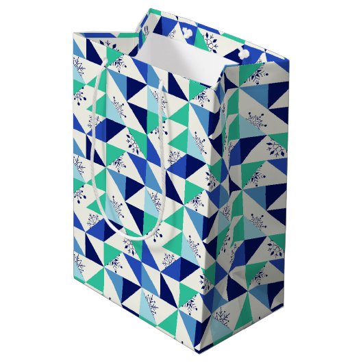Patchwork Snowflakes - Light Background - Geschenk Mittlere Geschenktüte (Rückseite Schrägansicht)