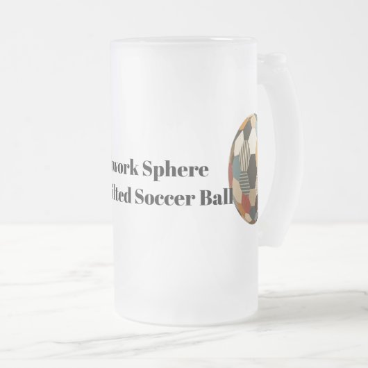 Patchwork-Sphere: Gemütlicher gequilter Fußballbal Mattglas Bierglas (VorderseiteRechts)