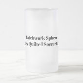 Patchwork-Sphere: Gemütlicher gequilter Fußballbal Mattglas Bierglas (Mittel)