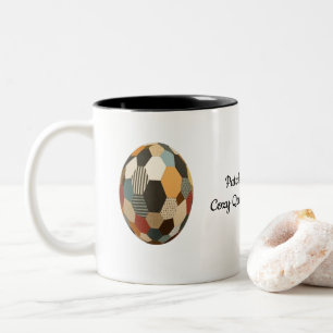 Patchwork-Sphere: Gemütlicher gequilter Fußballbal Zweifarbige Tasse