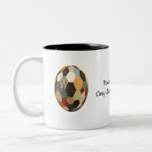 Patchwork-Sphere: Gemütlicher gequilter Fußballbal Zweifarbige Tasse (Links)