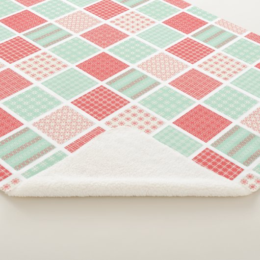 Patchwork Stilmuster Rot und Blau Quadrate Muster Sherpadecke (3/4)