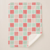 Patchwork Stilmuster Rot und Blau Quadrate Muster Sherpadecke (Vorderseite)