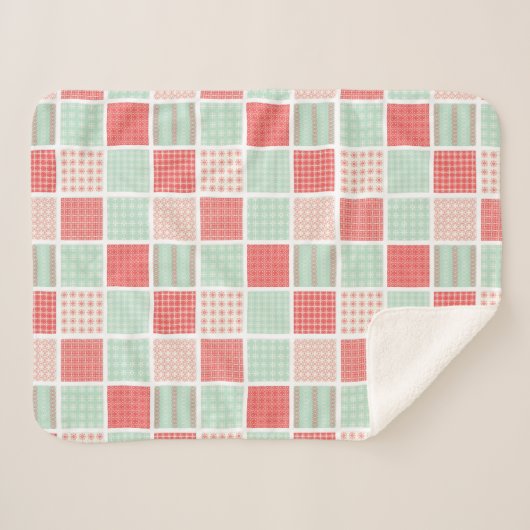 Patchwork Stilmuster Rot und Blau Quadrate Muster Sherpadecke (Vorderseite (Horizontal))