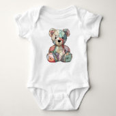 Patchwork Style Baby Bear & Heart Motif Baby Strampler (Vorderseite)
