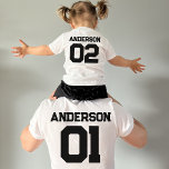 Pater Child Son Daughter Sport Team Name Match T-Shirt<br><div class="desc">Individuell gestaltbares Design mit einem Sportteam oder Nachnamen mit einer Nummer für die passende Ausstattung für einen Vater und ein Kind. Finden Sie ein passendes Shirt in meiner Sammlung "Daddy and Me Matching Designs and Vater Gifts".</div>