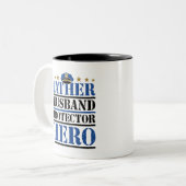 Pater Husband Protector Hero Police Vater Zweifarbige Tasse (Vorderseite Links)