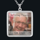Pater Memorial Foto Charm Wedding Bouquet Versilberte Kette<br><div class="desc">Eine tolle Idee, wenn Sie eine Braut sind, die eine besondere Person verloren hat und sich wünschen, dass sie auf Ihrer Hochzeit bei Ihnen sein könnte; Dieser Charme kann in Erinnerung an das Bouquet des Hauses hinzugefügt werden. Es wird mit einer Halskette geliefert, damit Sie es als Sake haben und...</div>