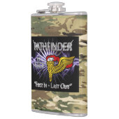 Pathfinder-Abzeichen-"First in Last Out"-Camouflag Flachmann (Links)