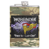 Pathfinder-Abzeichen-"First in Last Out"-Camouflag Flachmann (Vorderseite)