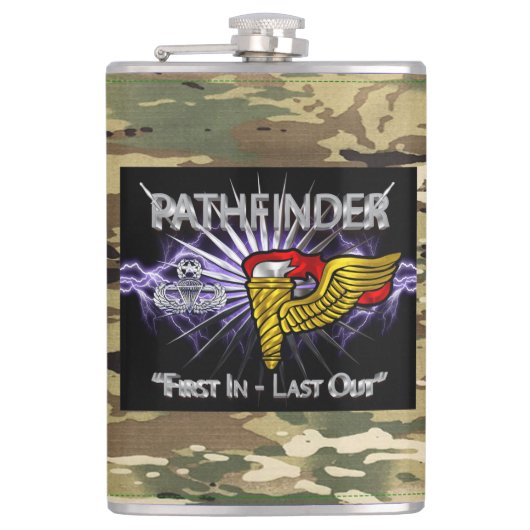 Pathfinder-Abzeichen-"First in Last Out"-Camouflag Flachmann (Vorderseite)