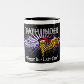 Pathfinder-Abzeichen -"First in Last Out" Tasse (Zentrum)
