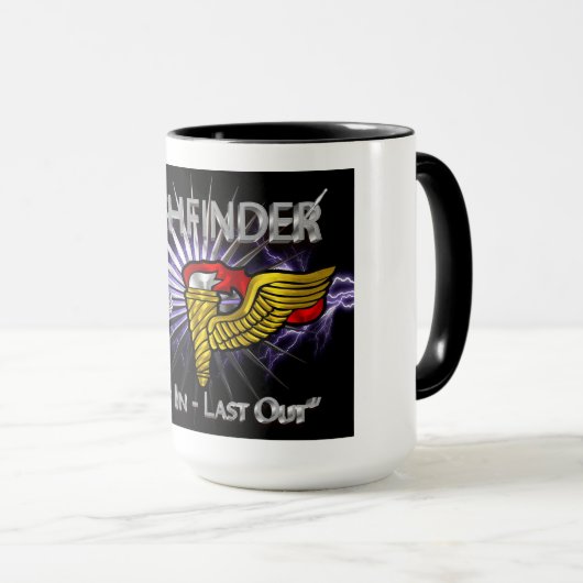Pathfinder-Abzeichen -"First in Last Out" Tasse (VorderseiteRechts)
